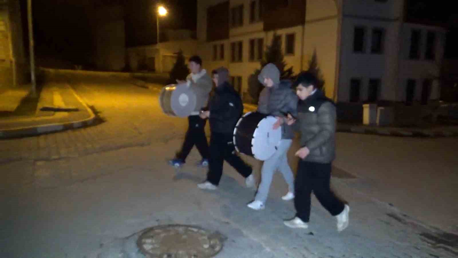 Liseliler davul çalarak sahura kaldırıyor: "Bahşişleri bol bol hazırlayın"
