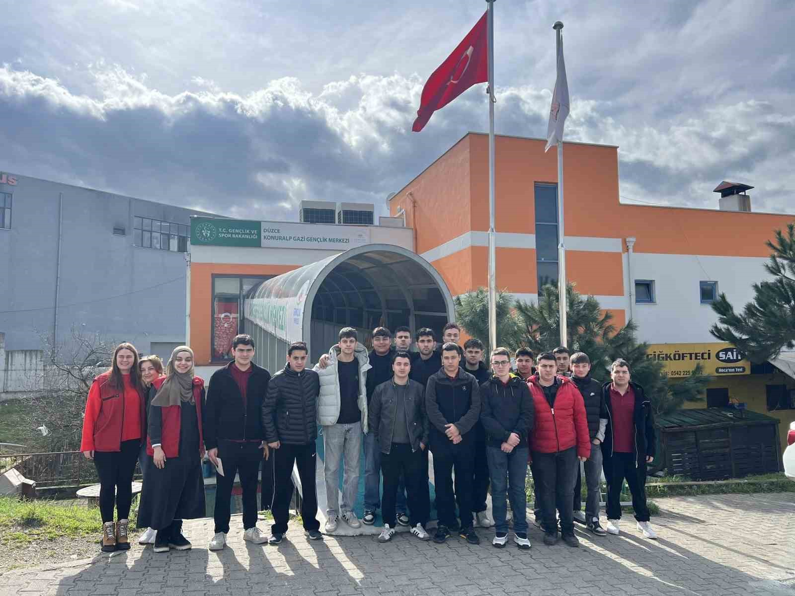 Liseliler gençlik merkezinde
