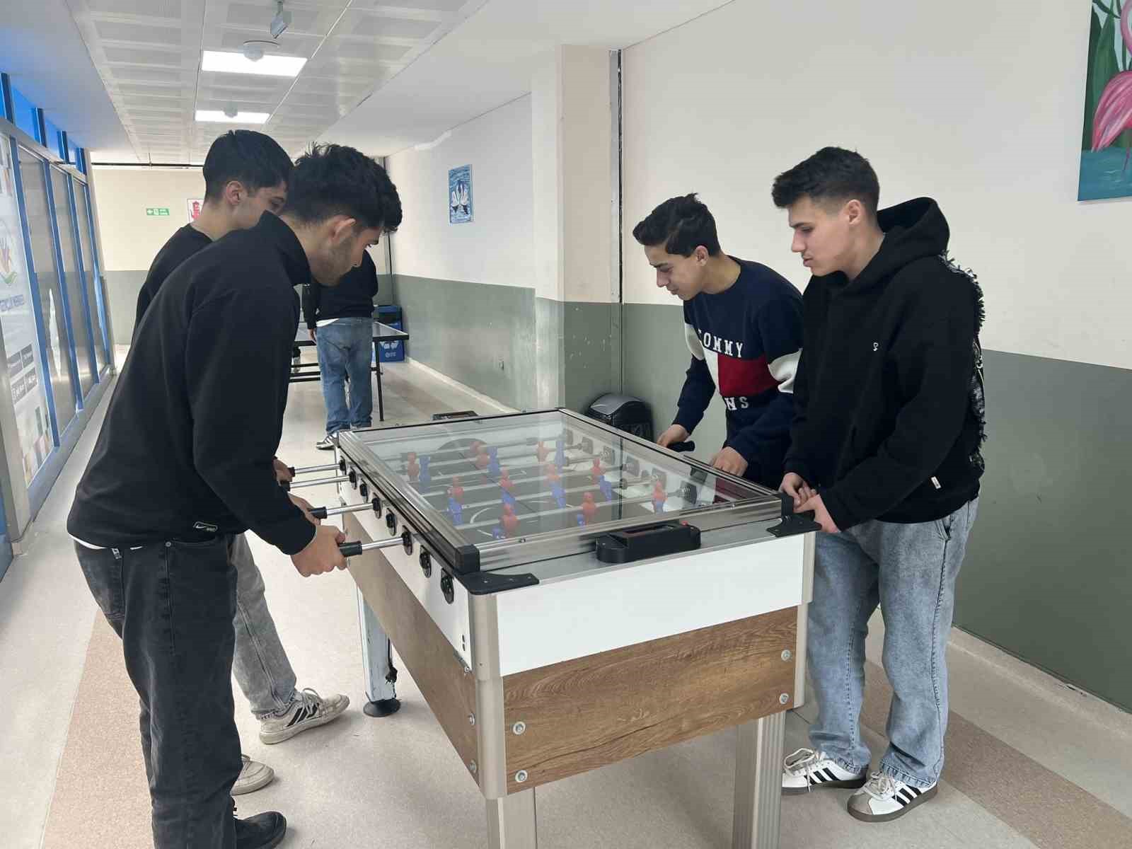 Liseliler gençlik merkezinde
