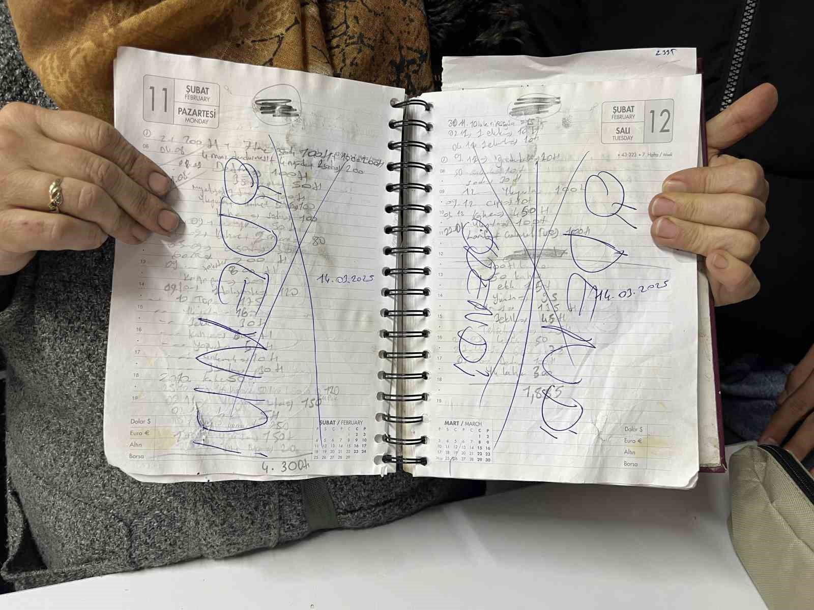 Liseliler harçlıklarıyla depremzede vatandaşların bakkal borcunu kapadı
