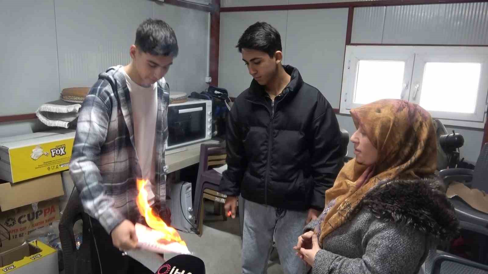 Liseliler harçlıklarıyla depremzede vatandaşların bakkal borcunu kapadı
