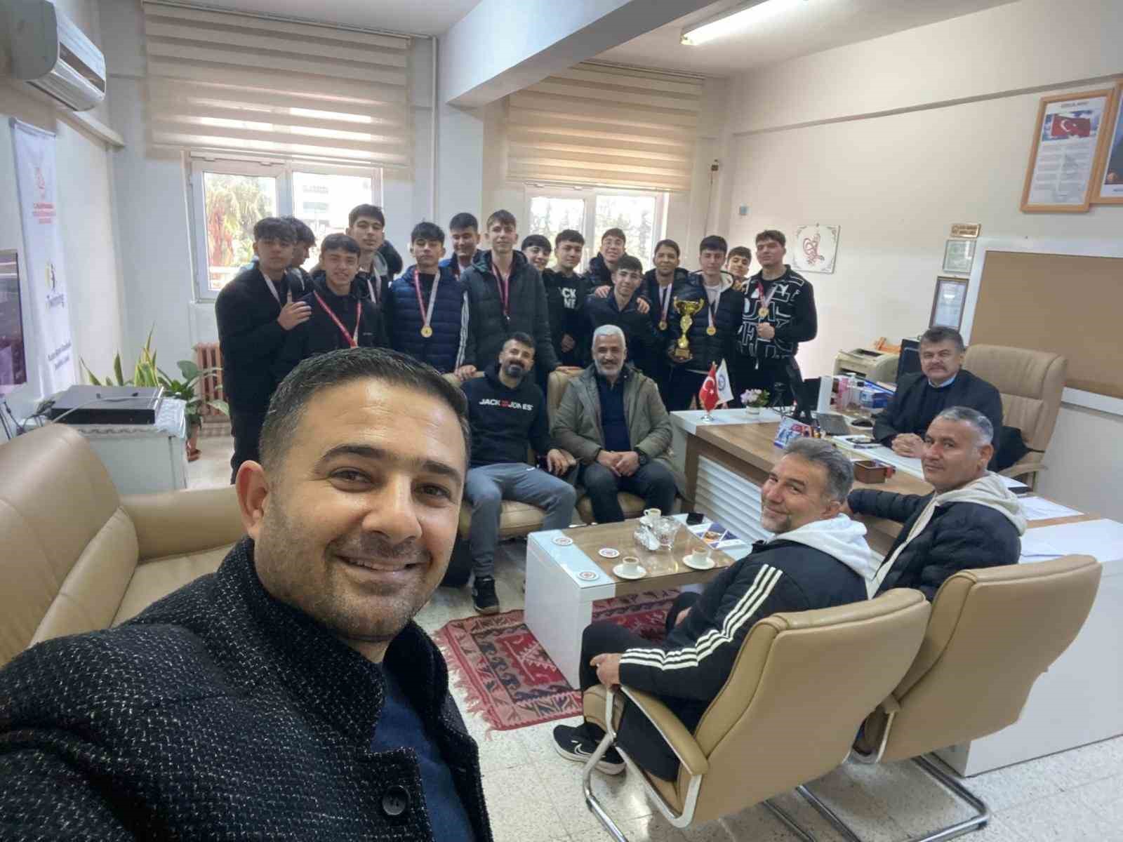 Liselilerin kavga çıkan maçında centilmenlik kazandı
