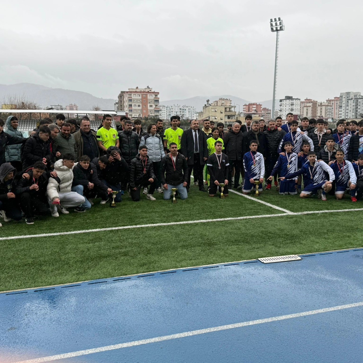 Liselilerin kavga çıkan maçında centilmenlik kazandı
