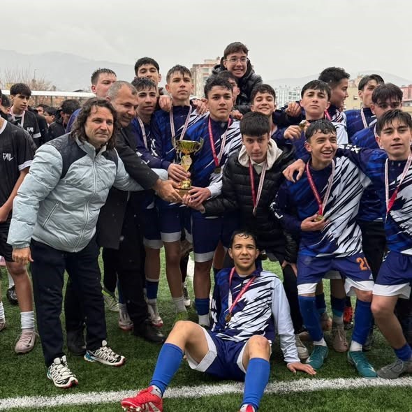 Liselilerin kavga çıkan maçında centilmenlik kazandı
