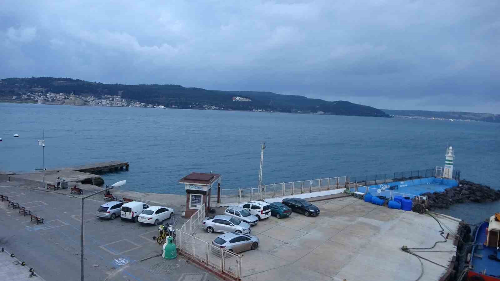 Lodos fırtınası nedeniyle çift yönlü trafiğe kapatılan Çanakkale Boğazı 45 saat sonra açıldı
