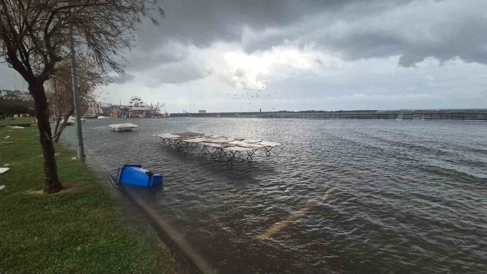 Lodos vurdu, Tekirdağ sahili suyla kaplandı
