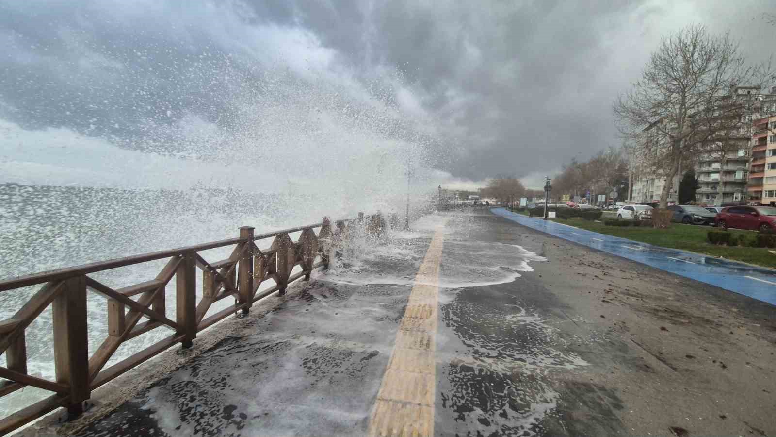 Lodos vurdu, Tekirdağ sahili suyla kaplandı
