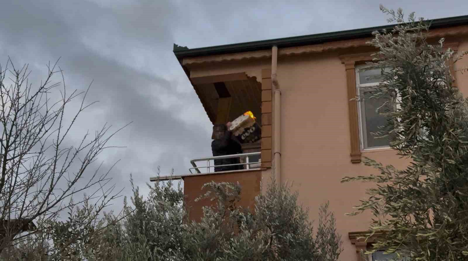 Lodosun etkisiyle alevler komşu binaya sıçradı: Balkondaki alevli eşyaları aşağı attı
