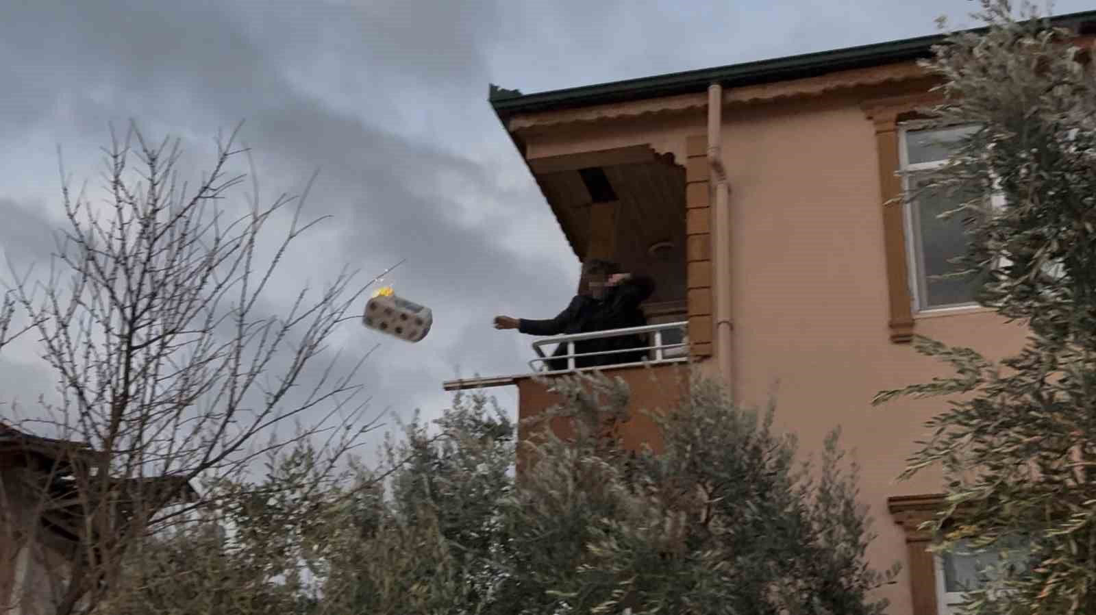 Lodosun etkisiyle alevler komşu binaya sıçradı: Balkondaki alevli eşyaları aşağı attı
