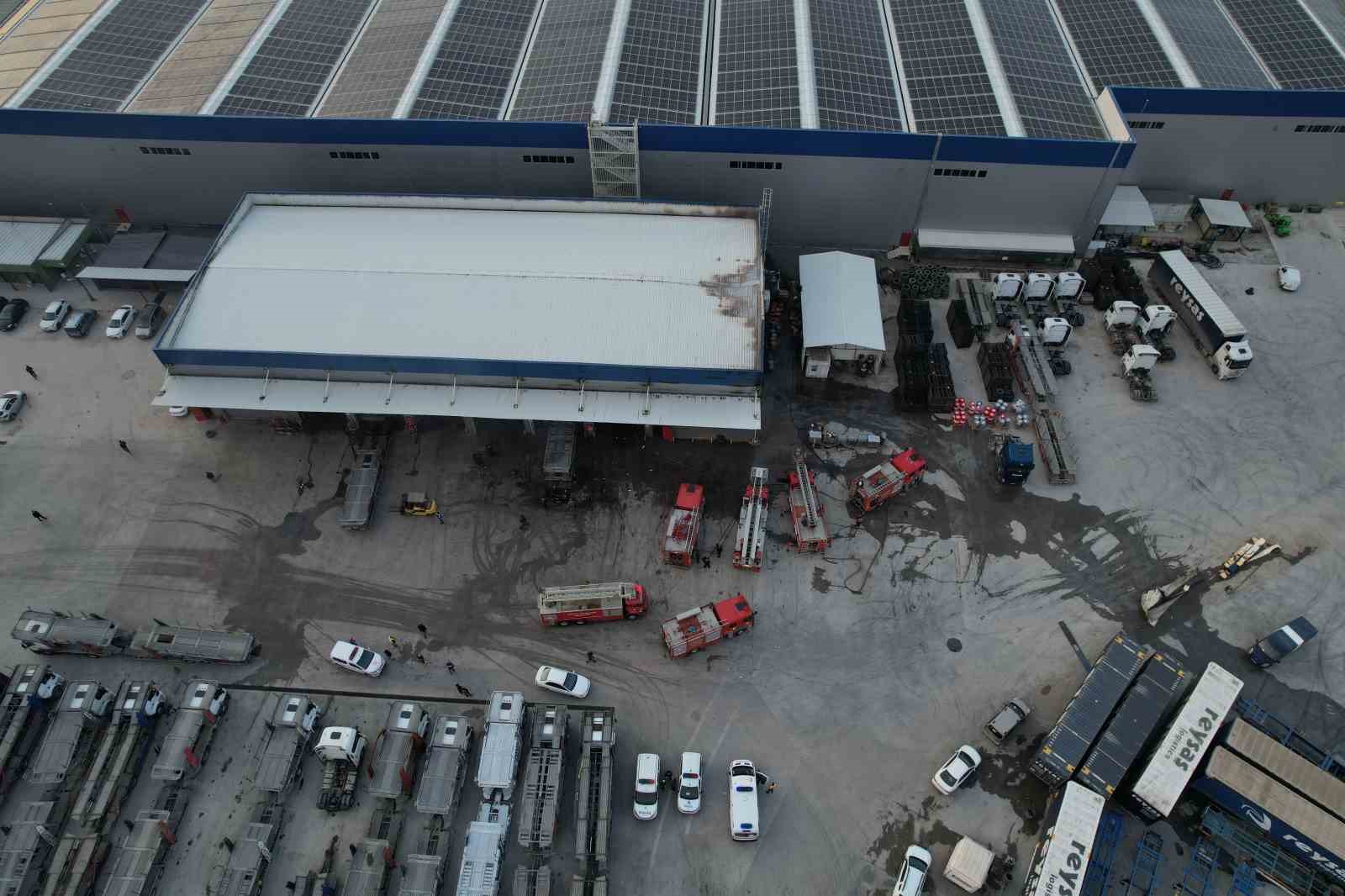 Lojistik firmasında yangın: 1 itfaiye eri yaralandı
