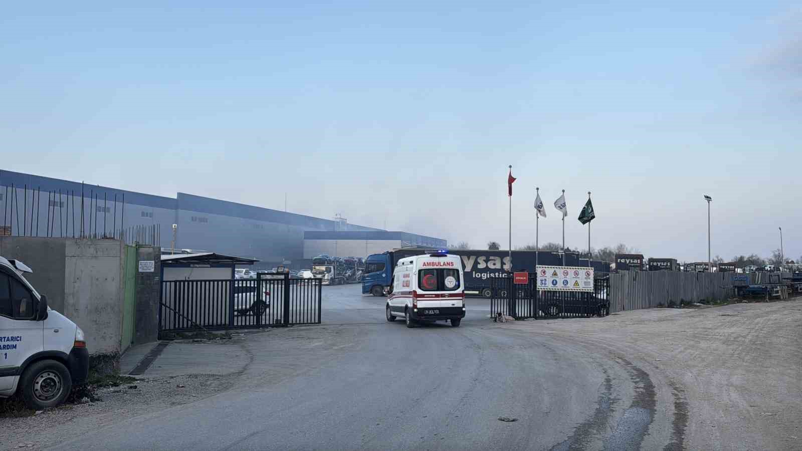 Lojistik firmasında yangın: 1 itfaiye eri yaralandı
