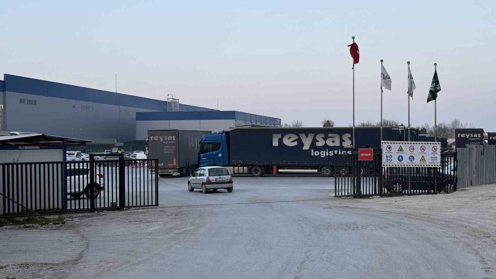 Lojistik firmasında yangın: 1 itfaiye eri yaralandı
