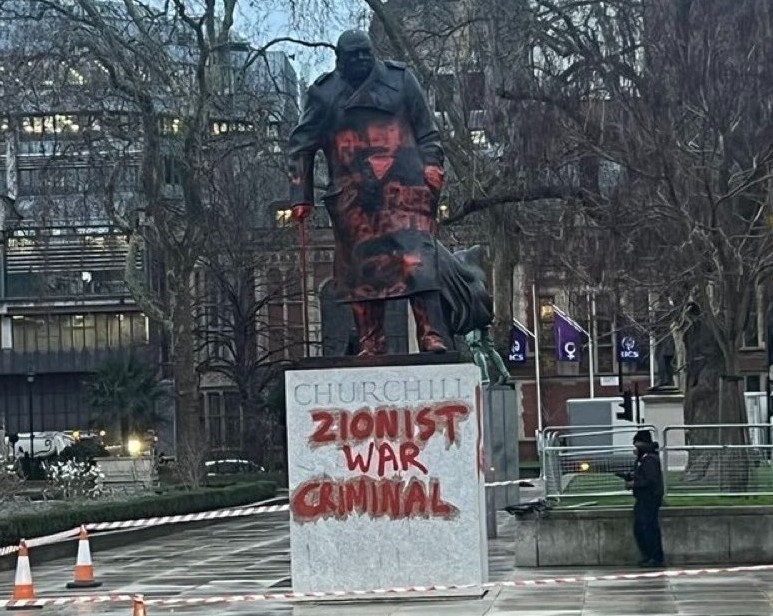 Londra’daki Winston Churchill heykeline kırmızı boyalarla İsrail protestosu
