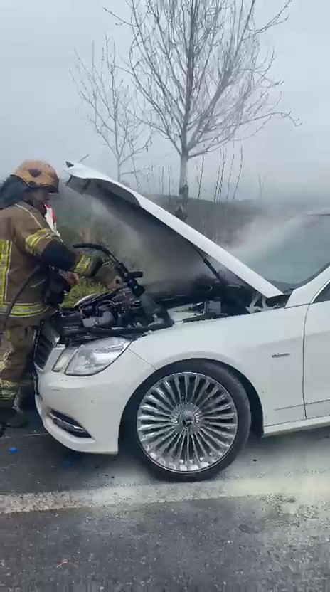 Lüks otomobil küle dönmeden söndürüldü
