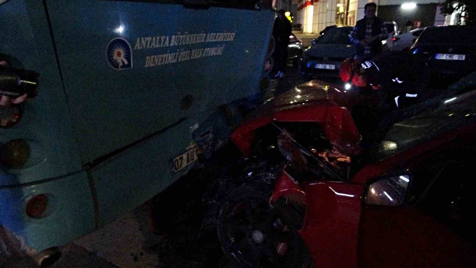 Lüks otomobil park halindeki otobüse çarptı
Lüks otomobil park halindeki otobüse çarptı