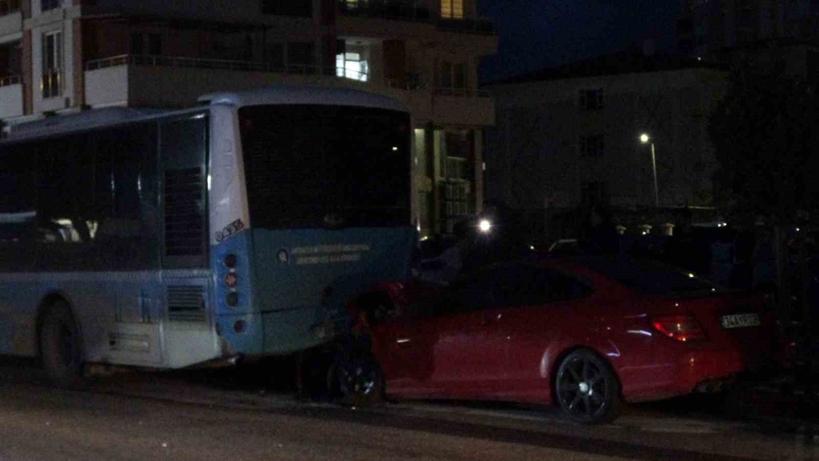 Lüks otomobil park halindeki otobüse çarptı
Lüks otomobil park halindeki otobüse çarptı