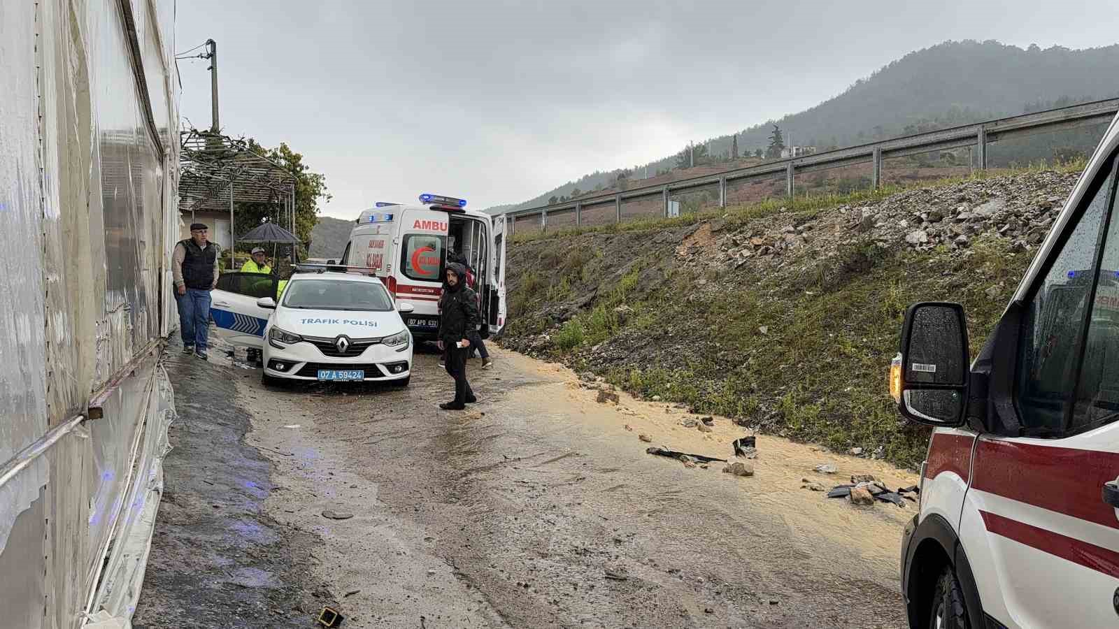 Lüks otomobil seraya daldı aynı noktada 3 günde ikinci kaza: 4 yaralı
