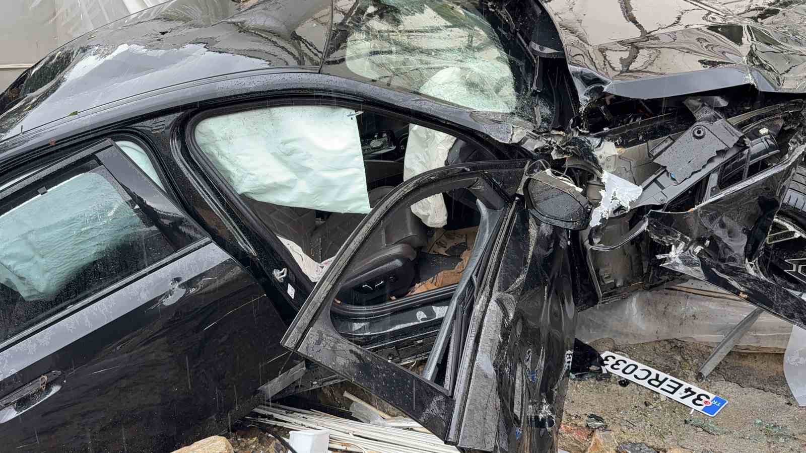 Lüks otomobil seraya daldı aynı noktada 3 günde ikinci kaza: 4 yaralı
