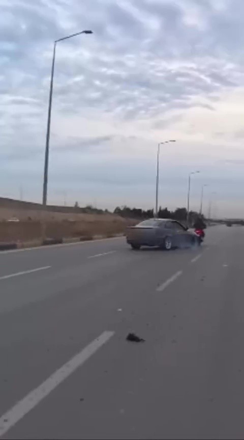 Lüks otomobil yolda drift yaptı, motosikletli son anda kurtuldu
