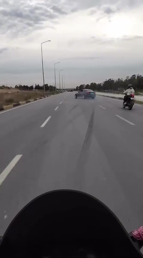 Lüks otomobil yolda drift yaptı, motosikletli son anda kurtuldu
