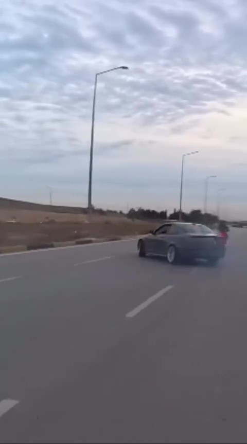 Lüks otomobil yolda drift yaptı, motosikletli son anda kurtuldu
