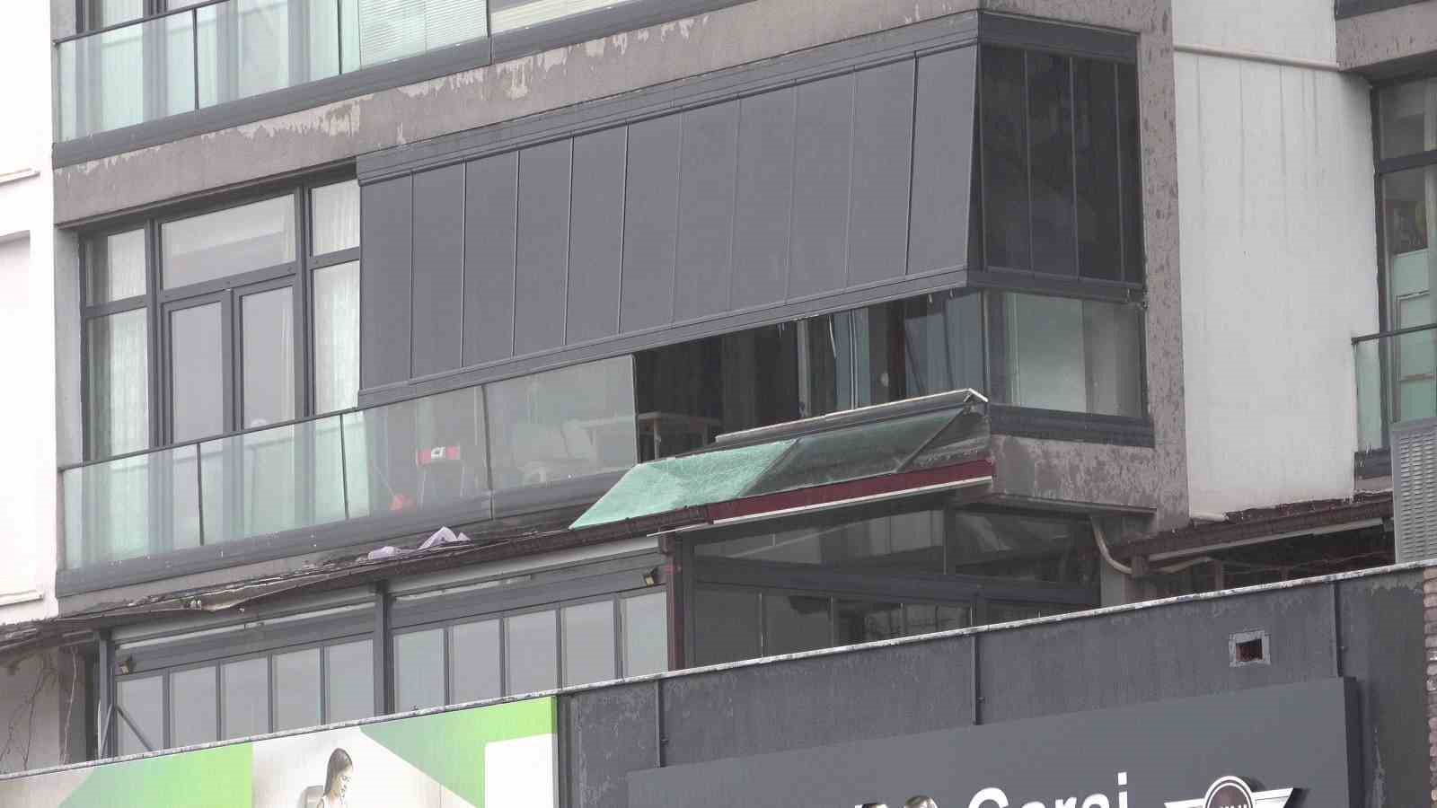 Lüks sitenin cam balkonları lodosla beraber uçtu
