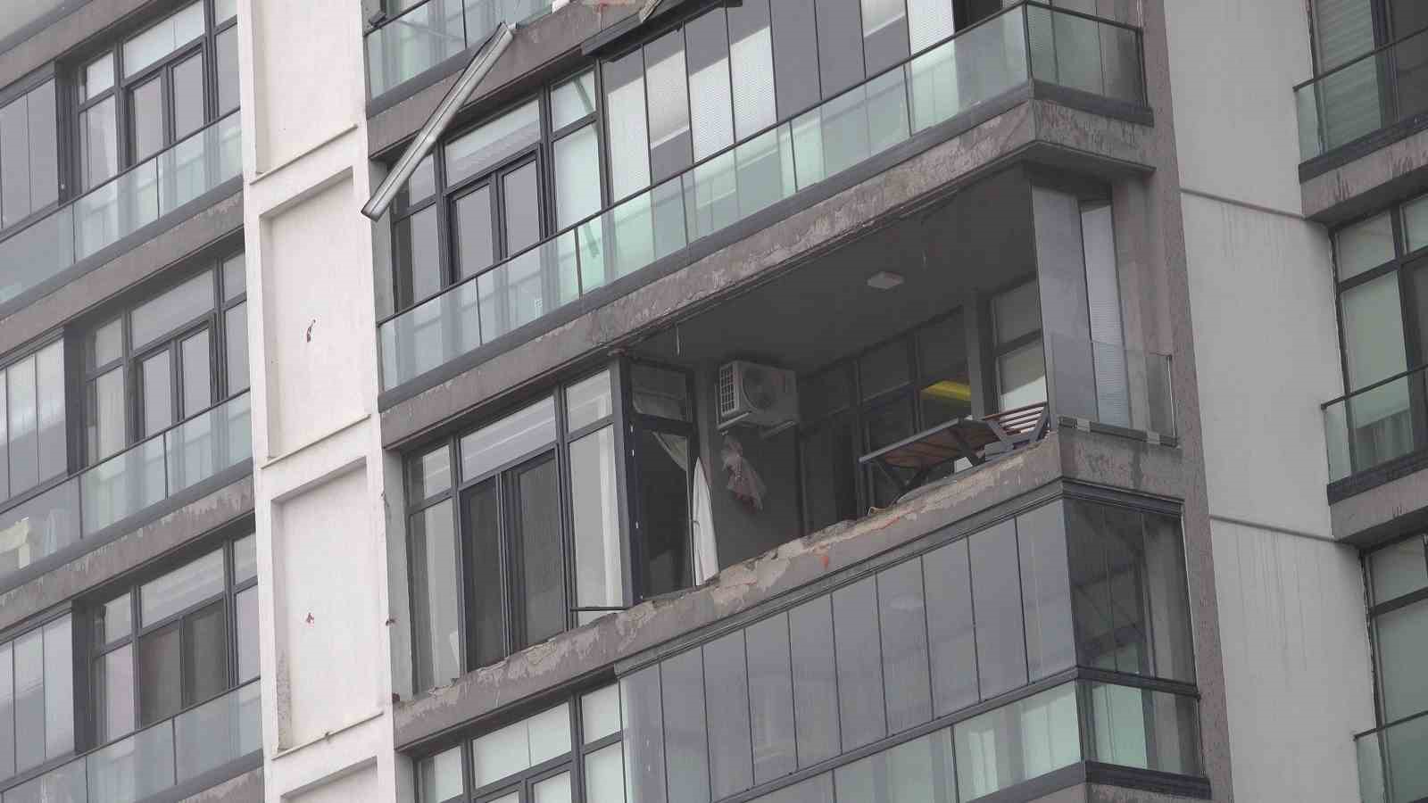 Lüks sitenin cam balkonları lodosla beraber uçtu
