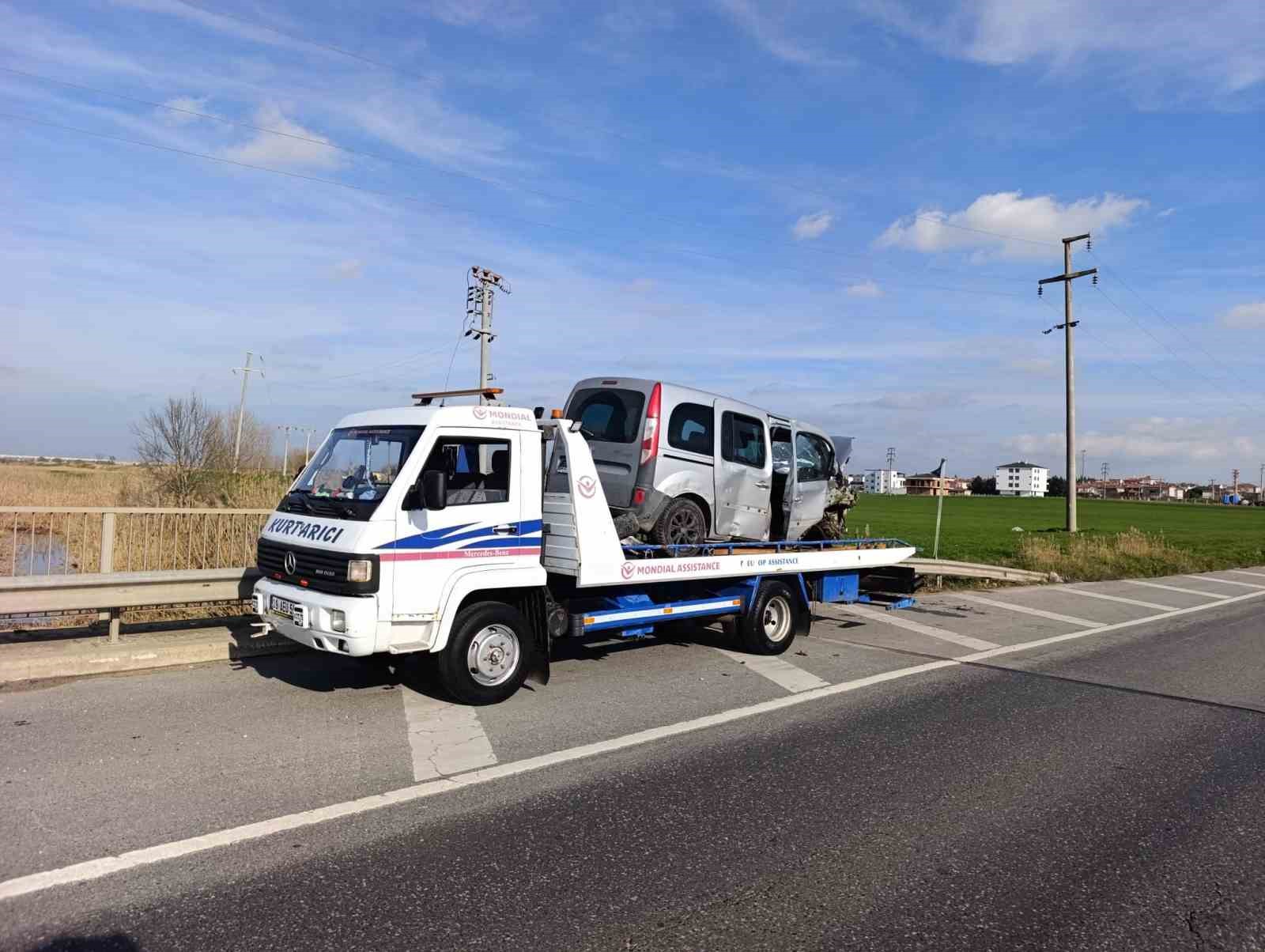 Lüleburgaz’da hafif ticari araç bariyerlerin üzerine çıktı
