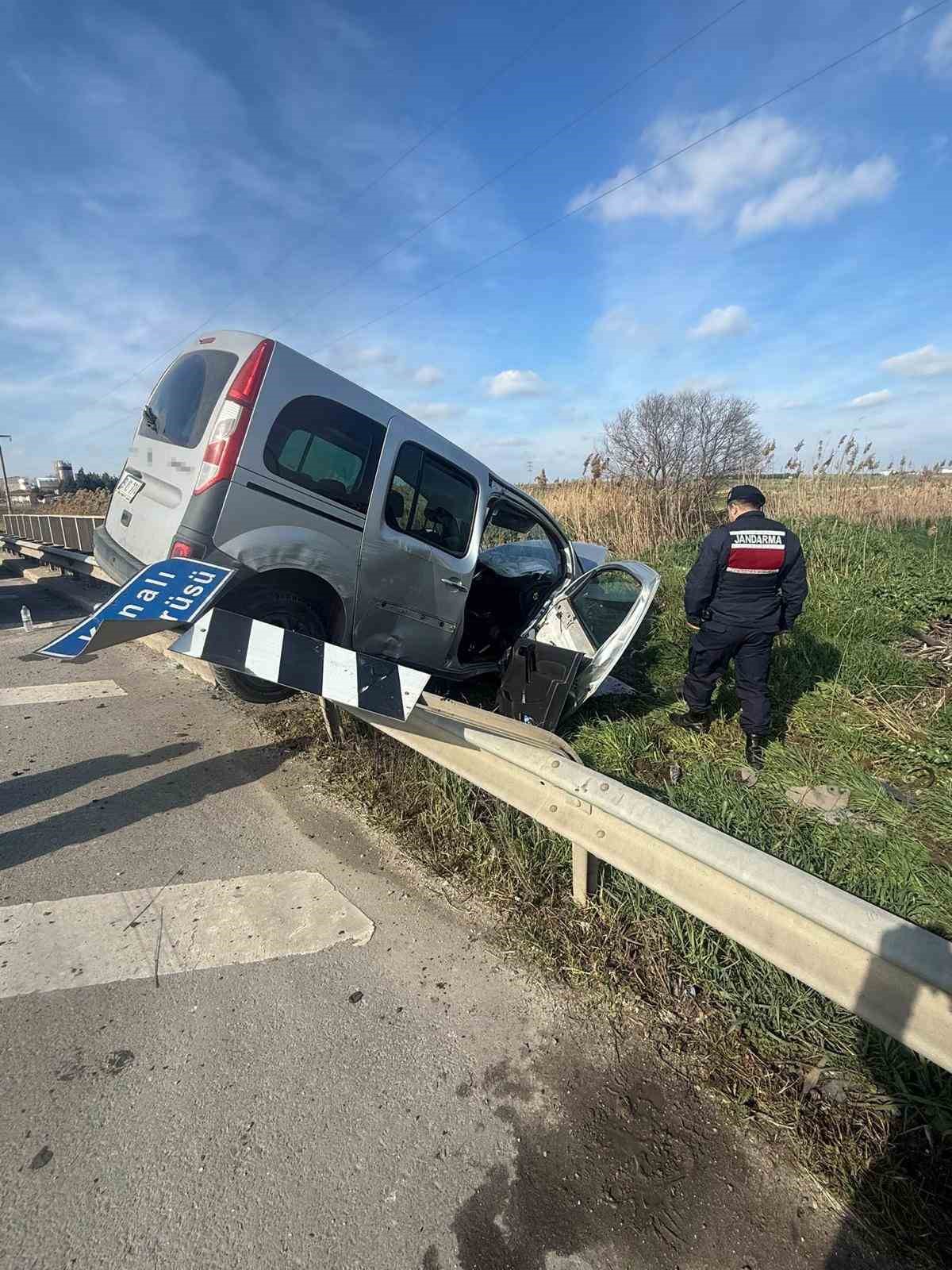 Lüleburgaz’da hafif ticari araç bariyerlerin üzerine çıktı
