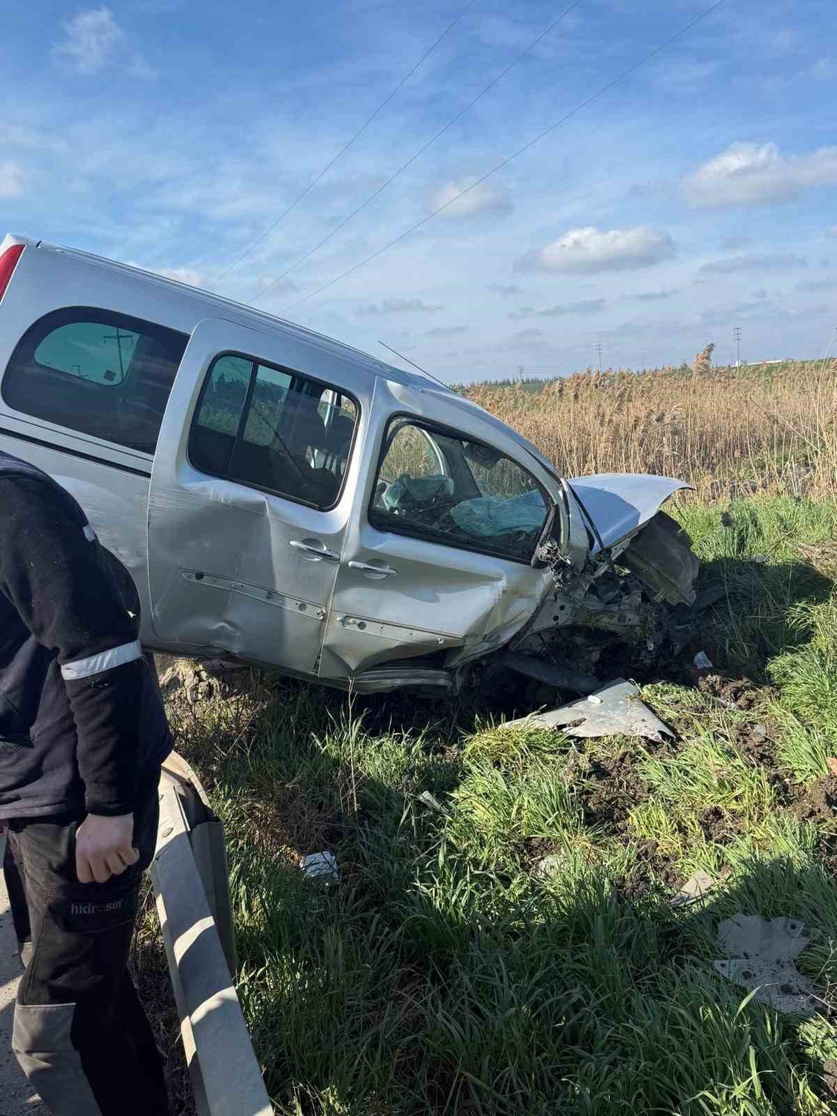 Lüleburgaz’da hafif ticari araç bariyerlerin üzerine çıktı
