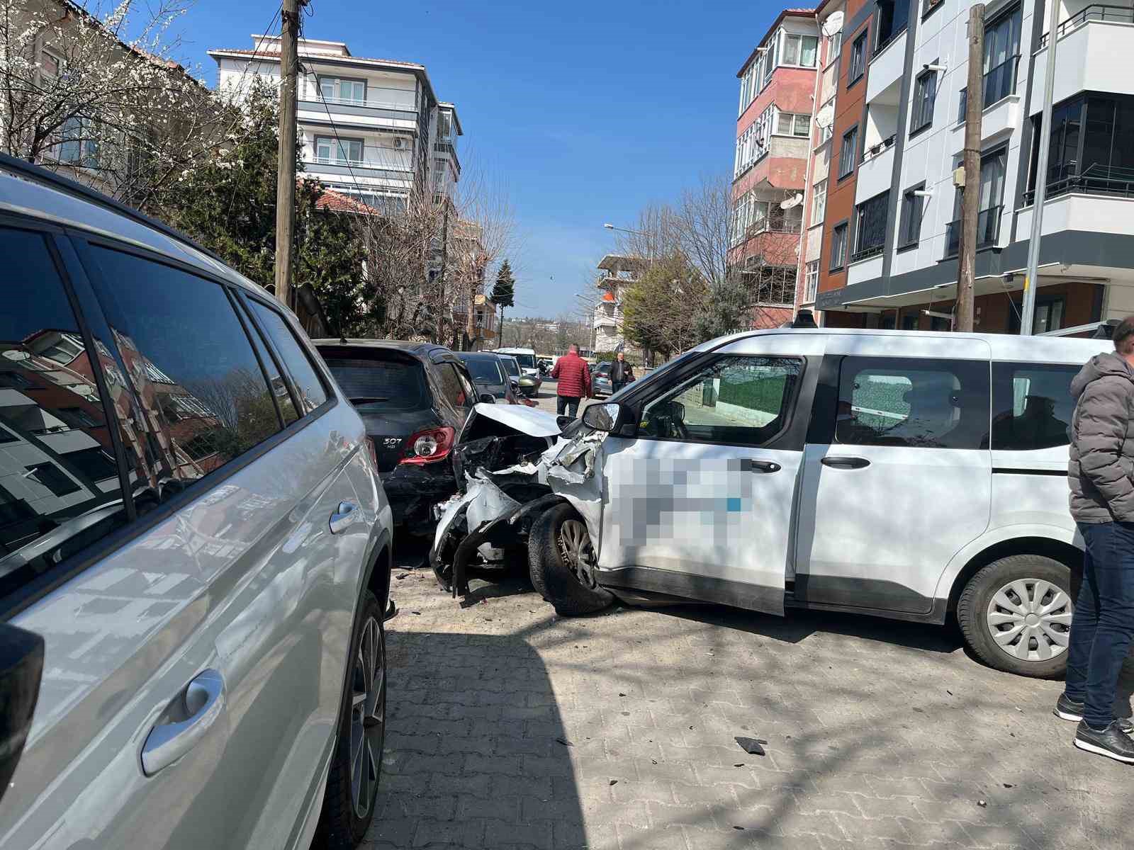 Lüleburgaz’da ticari araç park halindeki otomobillere çarptı
