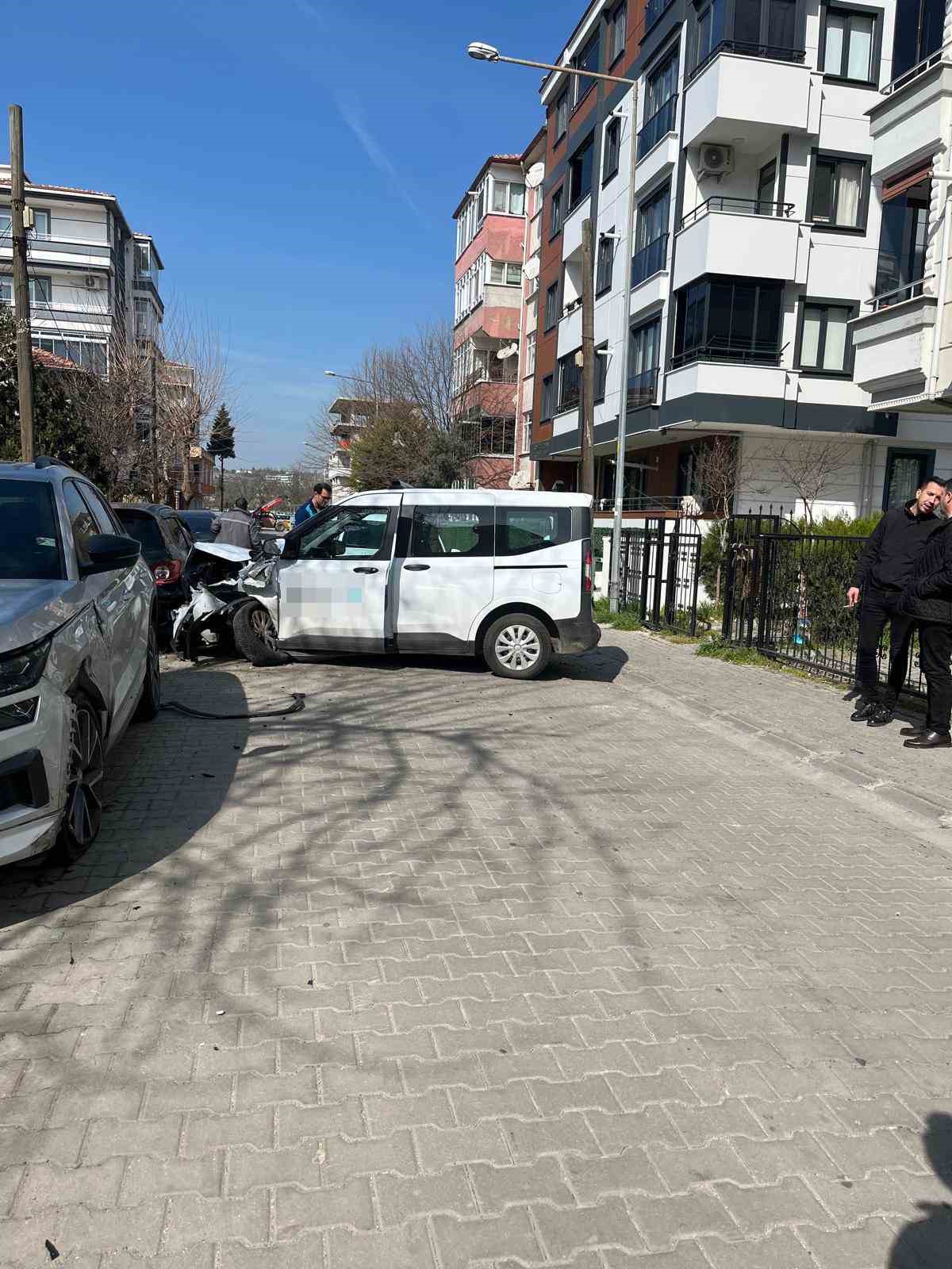 Lüleburgaz’da ticari araç park halindeki otomobillere çarptı
