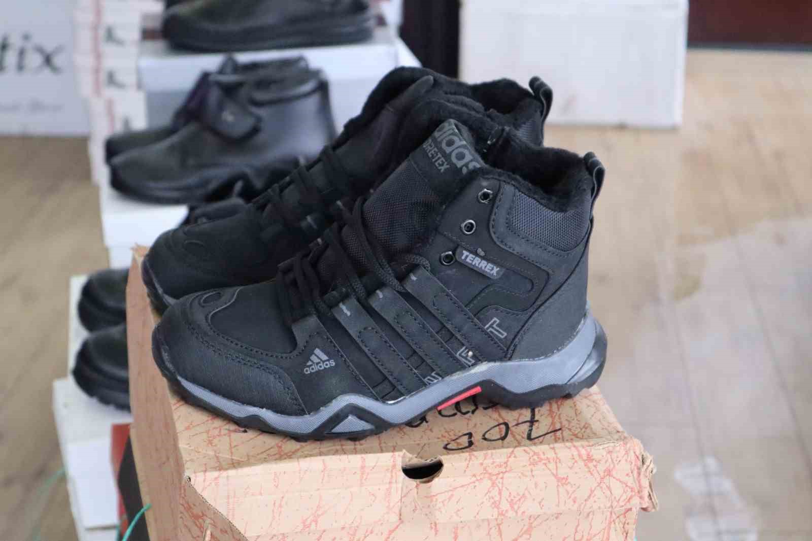 Lunapark işletmecisinden çocuklar için ayakkabı yardımı
