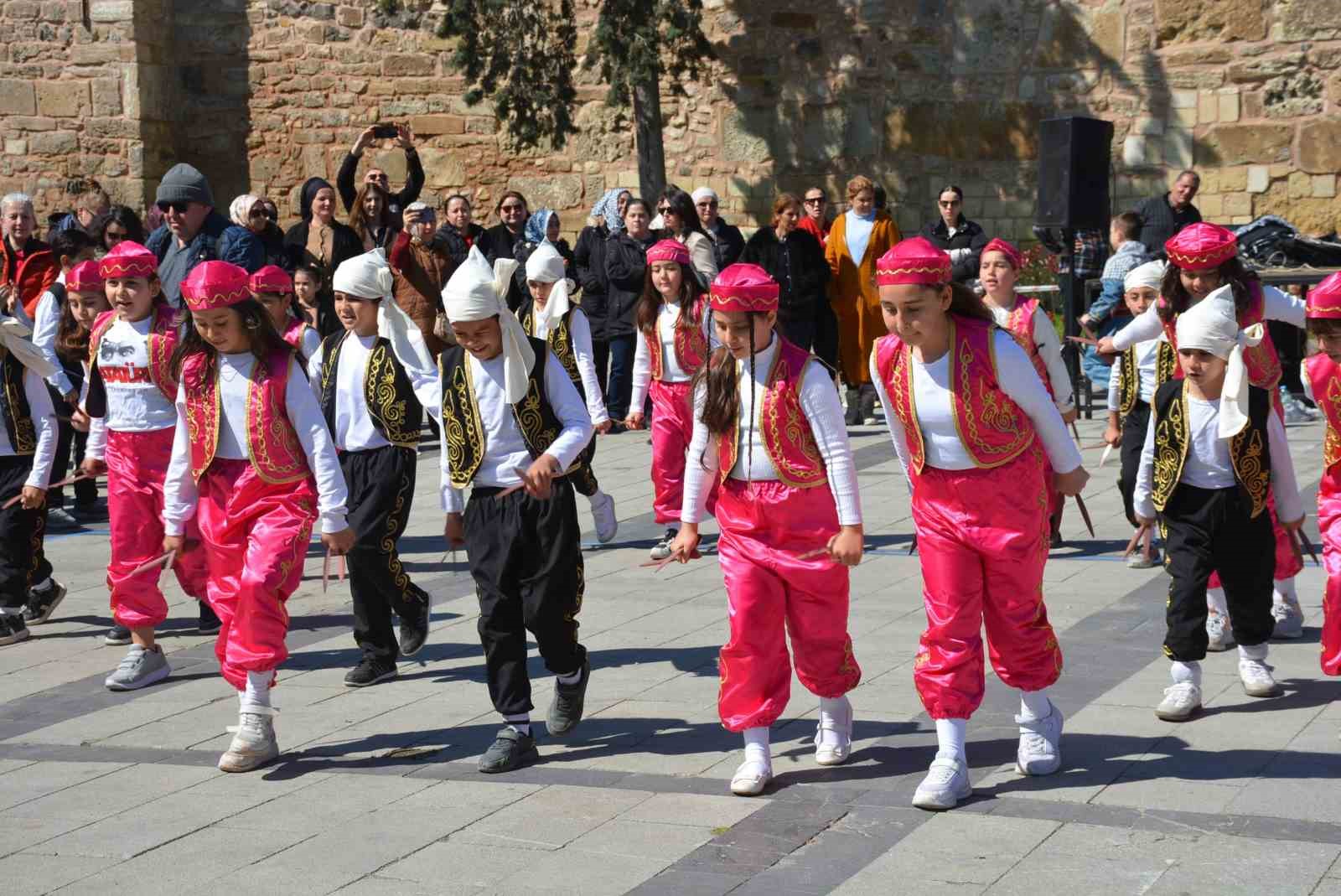 "Maarifin Kalbinde Çocuk"  kortej yürüyüşü
