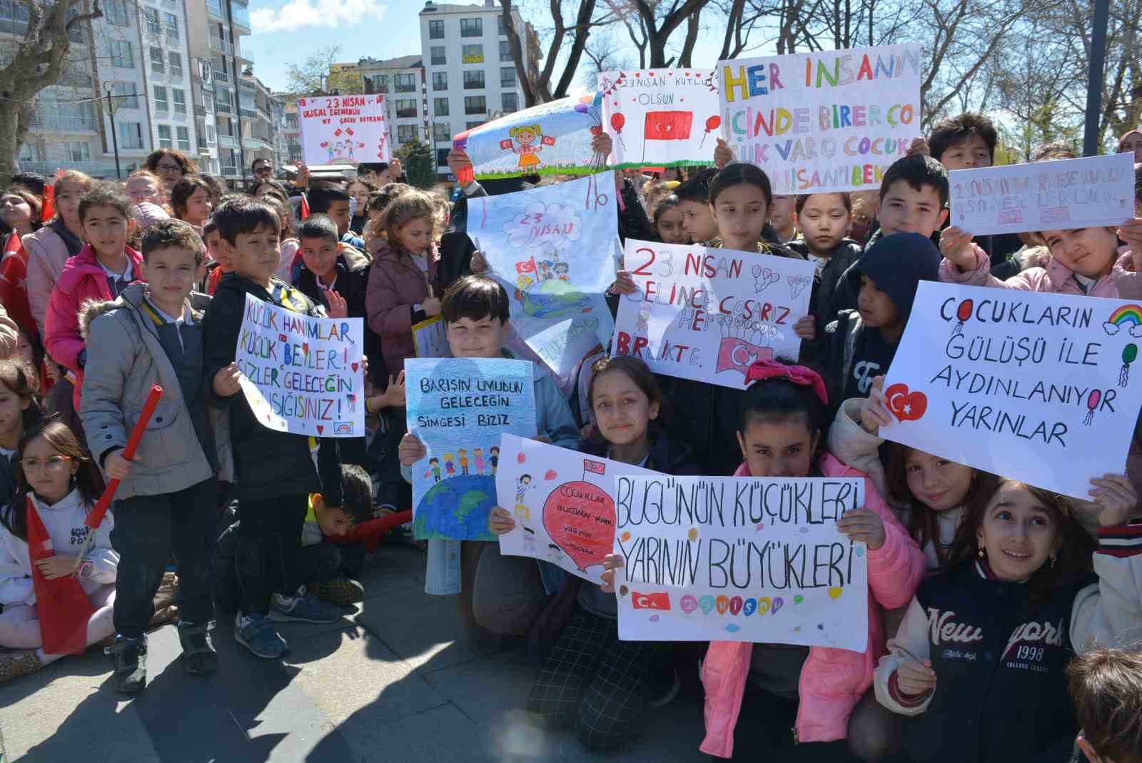 "Maarifin Kalbinde Çocuk"  kortej yürüyüşü
