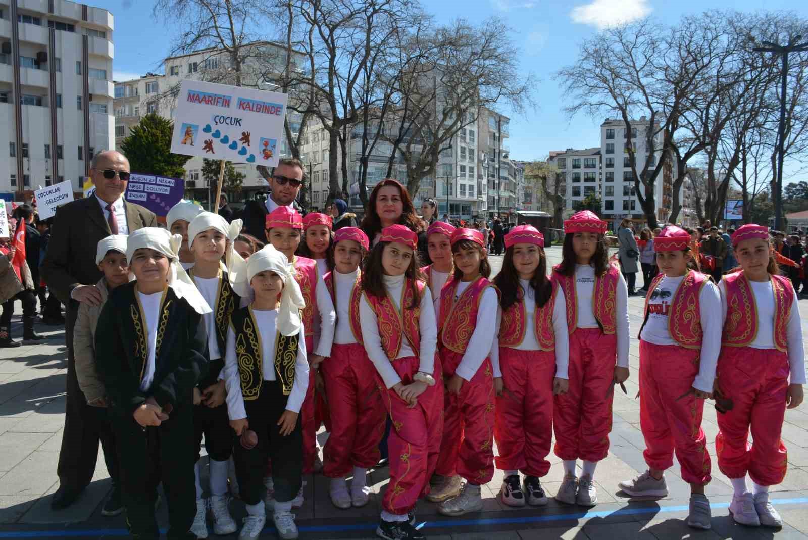 "Maarifin Kalbinde Çocuk"  kortej yürüyüşü
