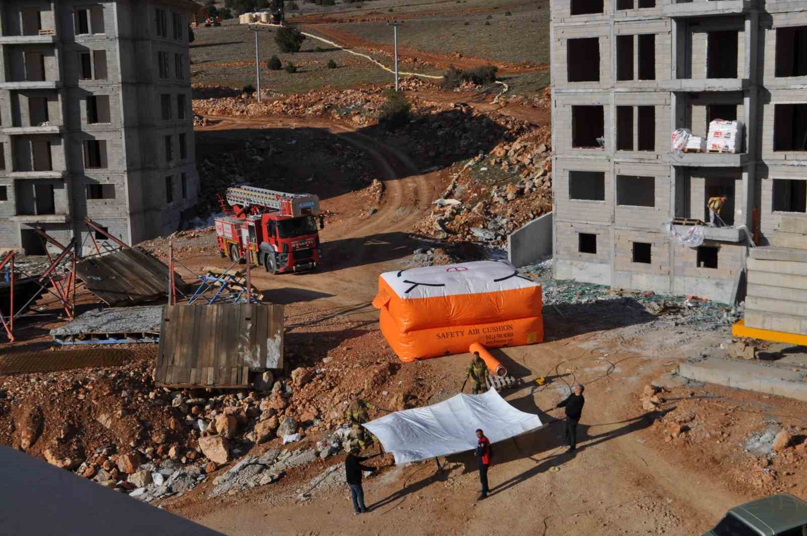 Maaşını alamayınca vincin tepesine çıktı, banka hesabına yatan parayı teyit edip indi
