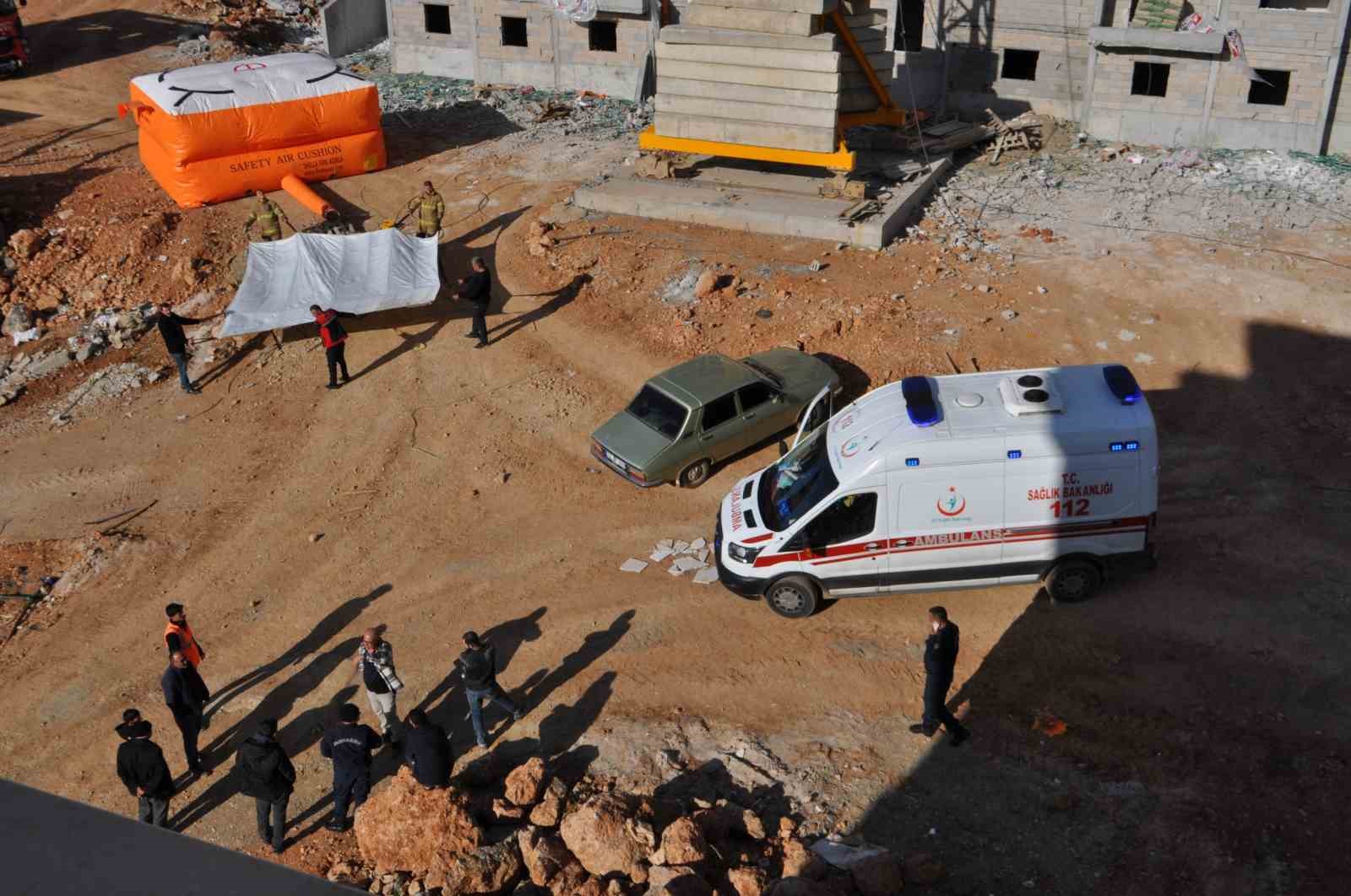 Maaşını alamayınca vincin tepesine çıktı, banka hesabına yatan parayı teyit edip indi
