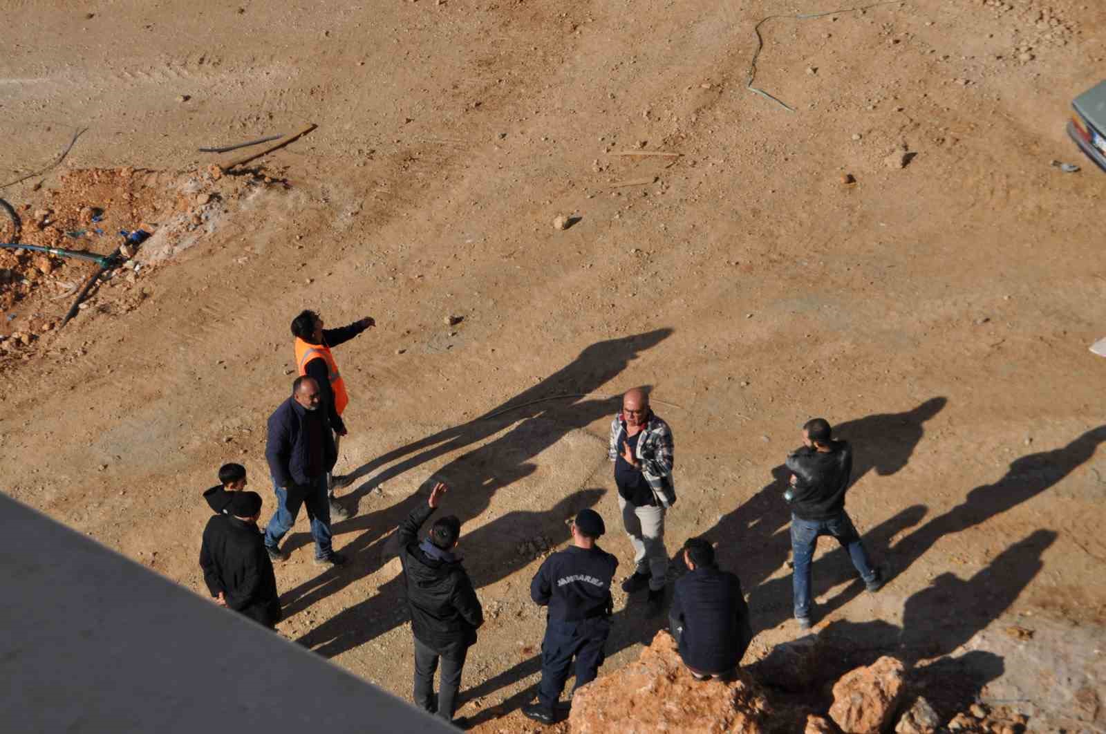 Maaşını alamayınca vincin tepesine çıktı, banka hesabına yatan parayı teyit edip indi
