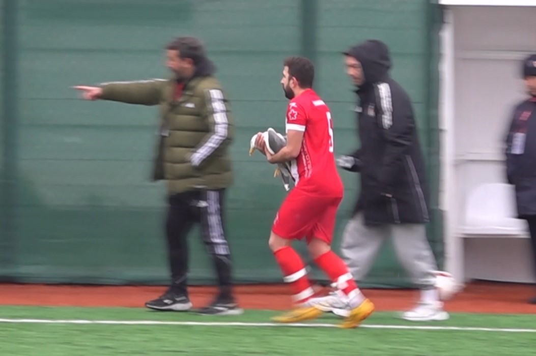 Maç esnasında top çarpan martı, kalp masajıyla hayata döndü
