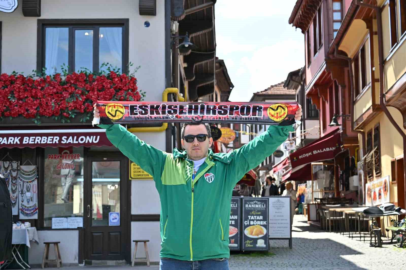 Maç için Eskişehir’e gelen Bursaspor taraftarı, kentin turistik yerlerine akın etti
