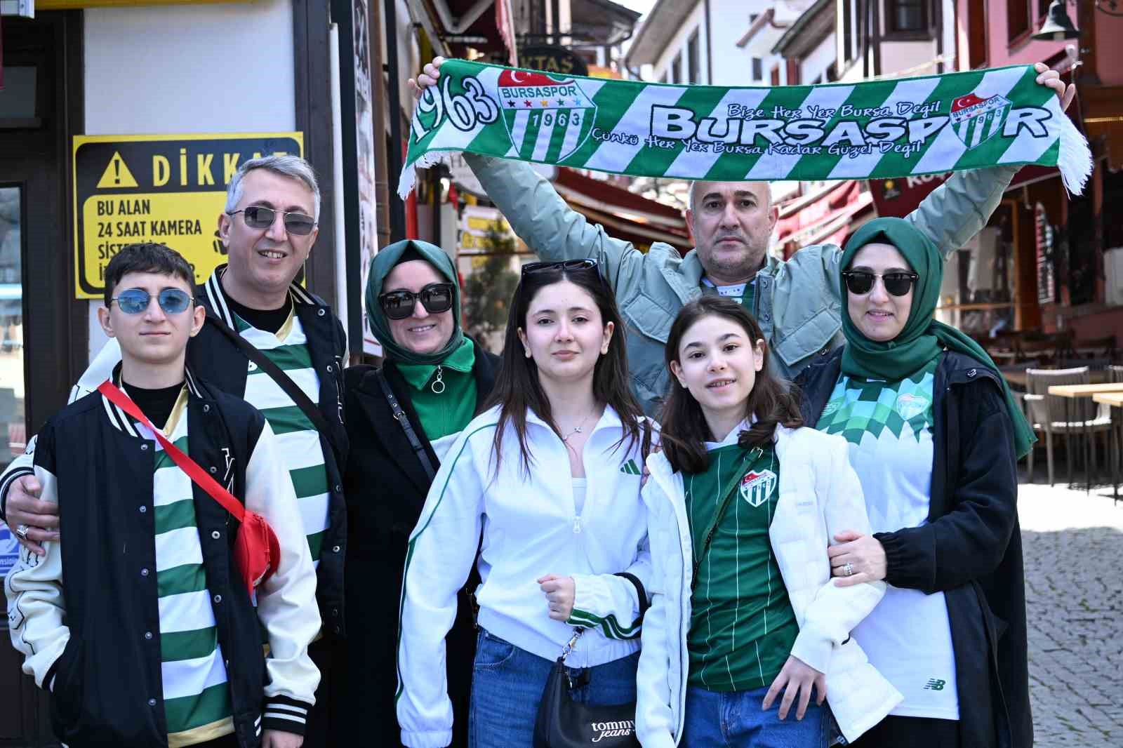 Maç için Eskişehir’e gelen Bursaspor taraftarı, kentin turistik yerlerine akın etti
