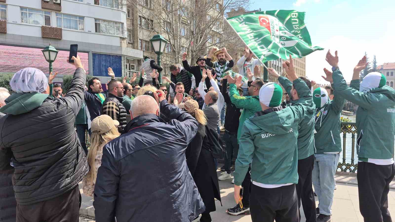Maç için gelen Bursaspor taraftarı, Eskişehir’i hareketlendirdi
