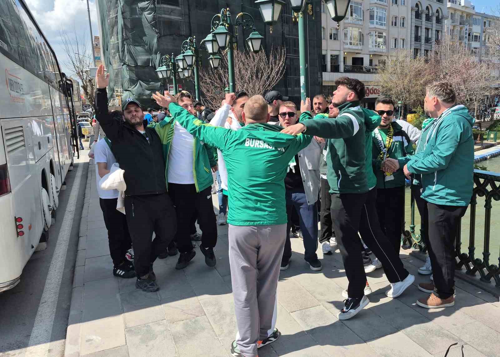 Maç için gelen Bursaspor taraftarı, Eskişehir’i hareketlendirdi
