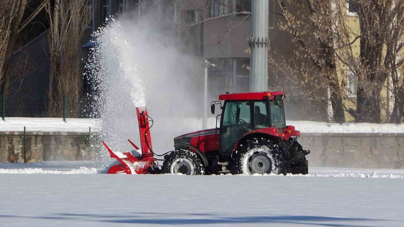 Maç öncesi saha kardan temizlendi
