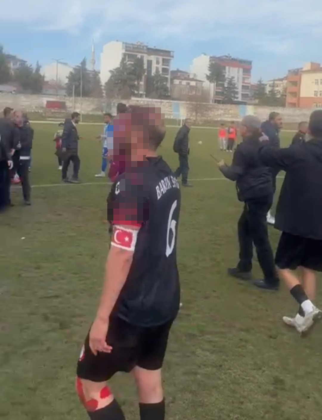 Maç sonu saha karıştı: 3 futbolcu yaralandı
