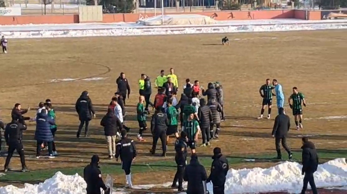 Maç sonu tekme ve yumruklar havada uçuştu
