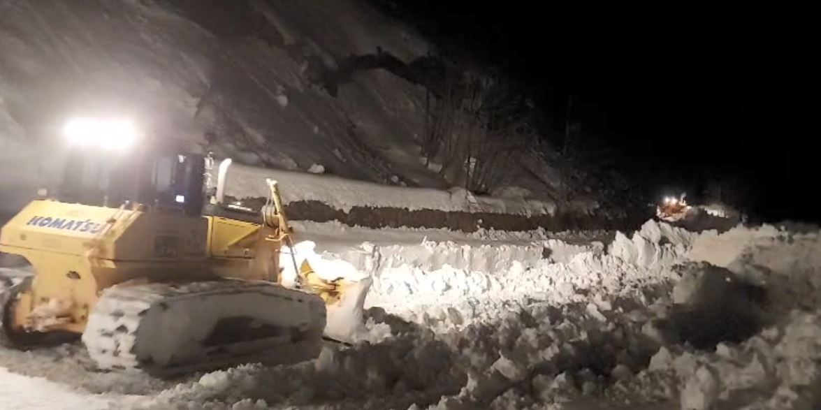 Macahel Geçidi’nde karla mücadele 10 gündür gece gündüz sürüyor
Macahel Geçidi’nde karla mücadele 10 gündür gece gündüz sürüyor