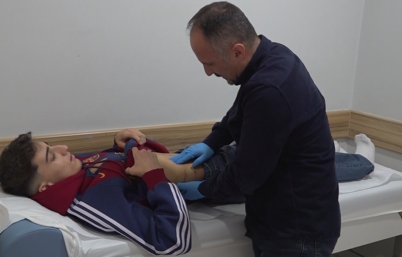 Maçta kaleciyle çarpışan genç futbolcunun böbreği parçalandı, ameliyatla hayatı kurtuldu
