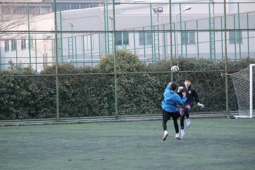 Maçta kaleciyle çarpışan genç futbolcunun böbreği parçalandı, ameliyatla hayatı kurtuldu
